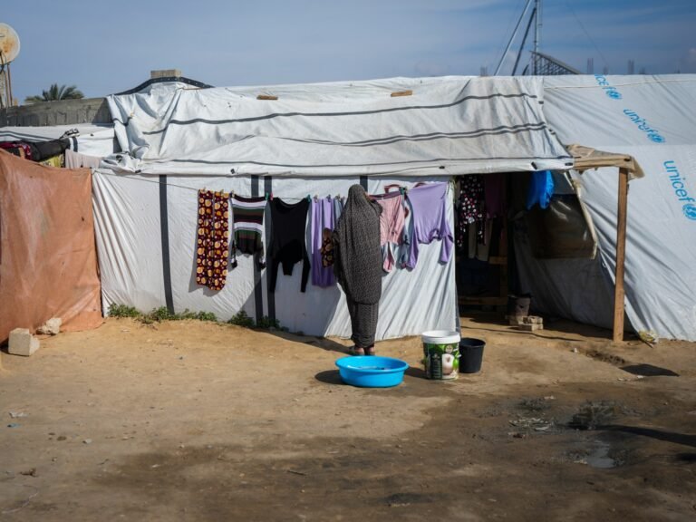 ‘Mijn hart is in tweeën gescheurd’: Vrouwen keren terug naar hun huizen in het noorden van Gaza