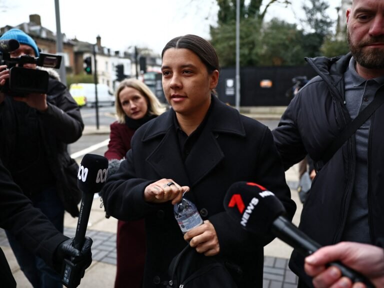 Australische voetbalster Sam Kerr beschuldigd van raciale belediging van politieagent, aldus rechtszaak in het VK