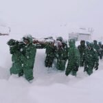 Avalanche Vangt 42 Werknemers Onder Sneeuw Bij de India-Tibetgrens