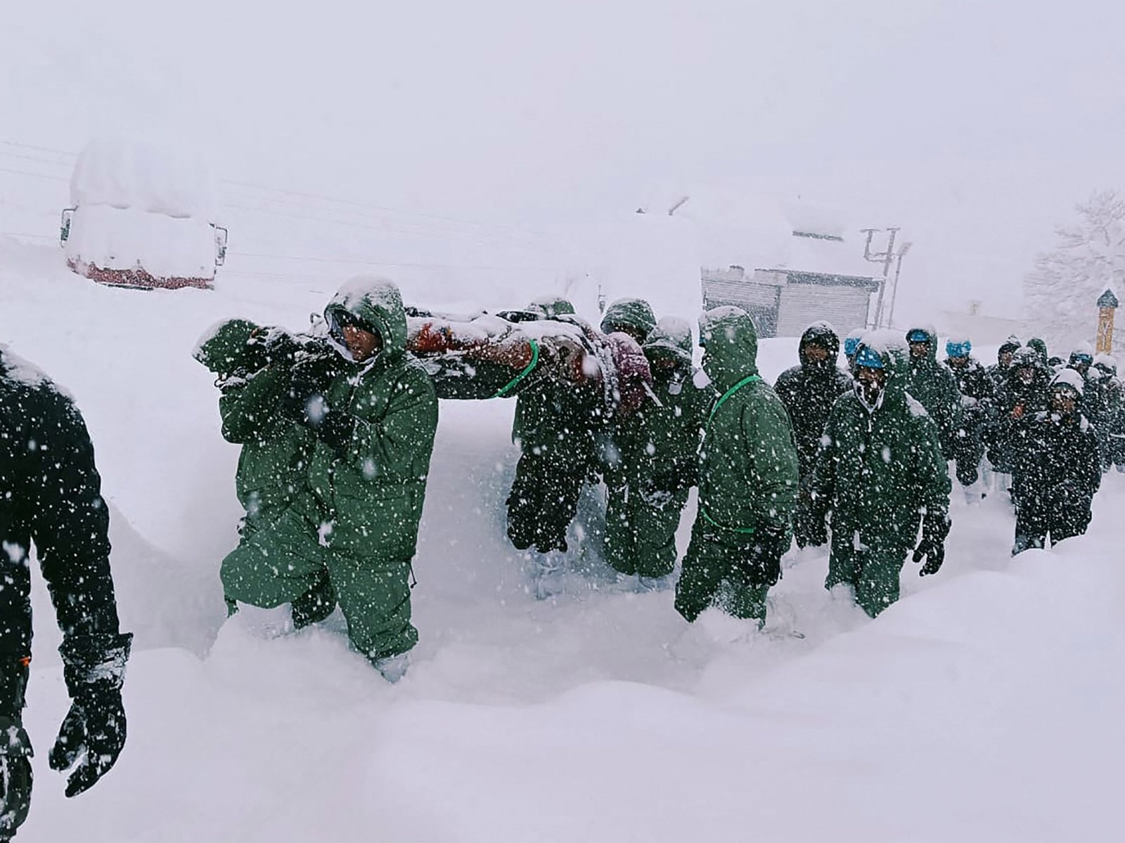 Avalanche Vangt 42 Werknemers Onder Sneeuw Bij de India-Tibetgrens