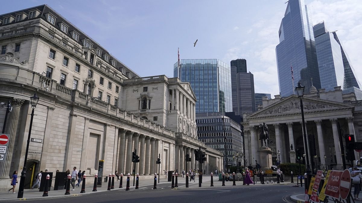 Bank of England verlaagt rentetarief naar 4,5% terwijl pond daalt en aandelen stijgen