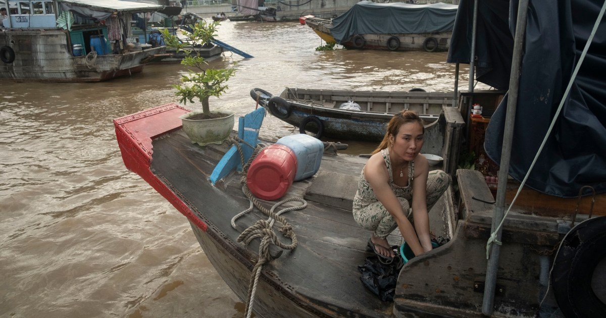 De Onzekere Toekomst van Vietnam's Drijvende Markten Terwijl het Leven zich aan Land Verplaatst