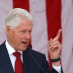 Feitencontrole: Heeft Clinton het precedent gezet voor massale federale werknemersafvloeiingen?