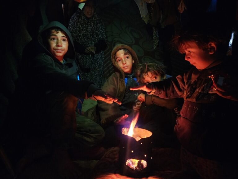 Foto's: Heftige regen en sterke winden teisteren overlevenden in Gaza