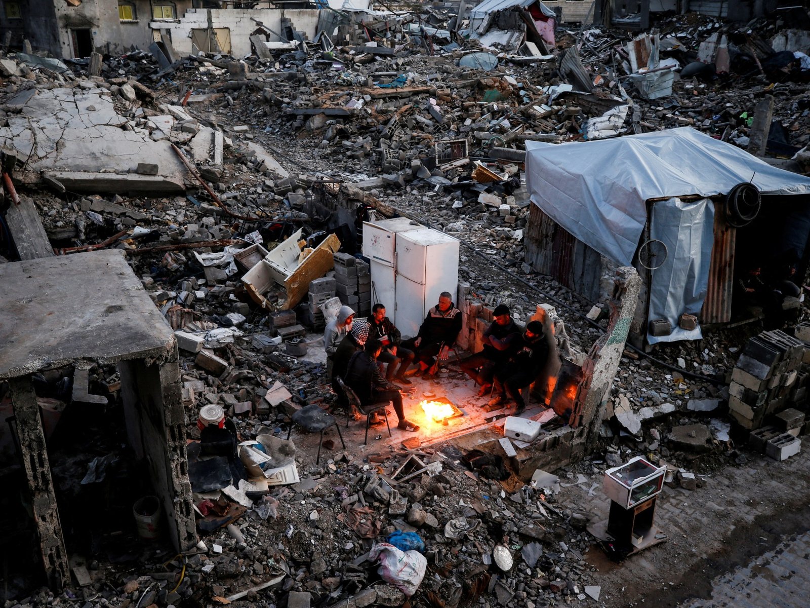 Foto's: Verdreven Palestijnen leven te midden van de puinhopen van de verwoesting in Gaza