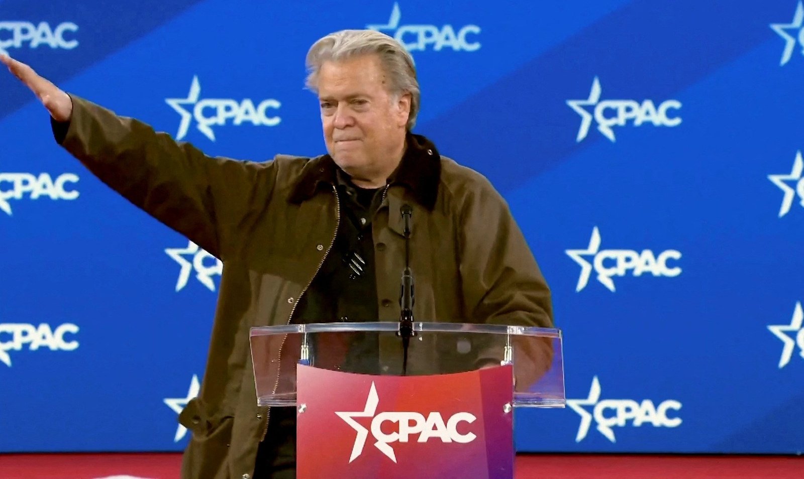 France's Bardella Annuleert Toespraak op CPAC na 'Nazi'-Geste van Steve Bannon