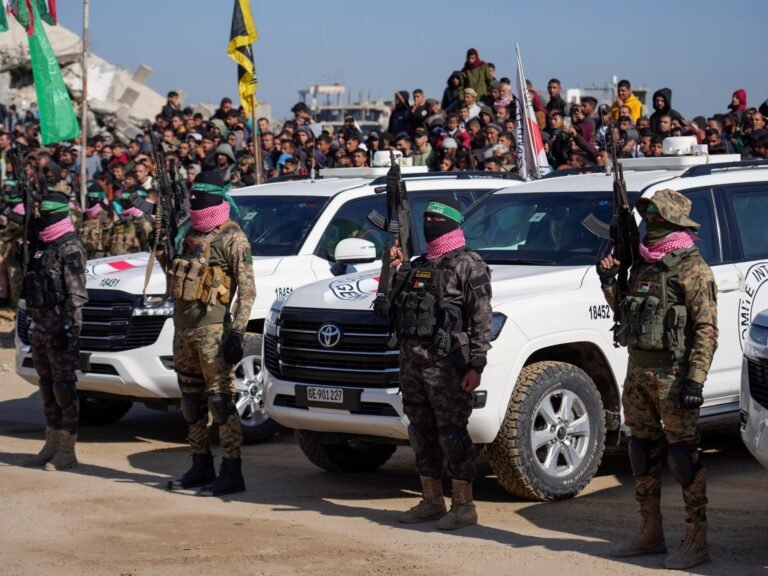 Hamas laat drie Israëlische gijzelaars vrij terwijl fragiele wapenstilstand standhoudt