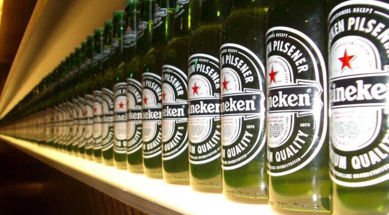 Heineken ervaart stijgende bierverkopen, maar winst gehalveerd