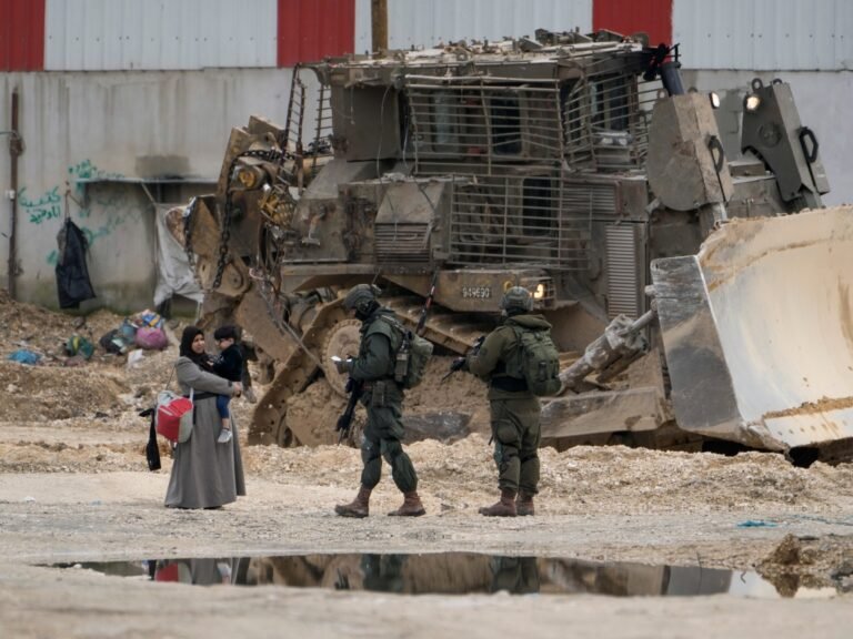 Israëlische Leger Beveelt Evacuatie van Weer een Westelijke Jordaanoeverkamp te Midden van Dodelijke Invallen