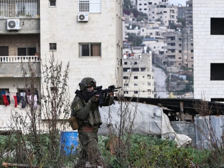 Israëlische aanvallen en invallen blijven doorgaan in de bezette Westelijke Jordaanoever