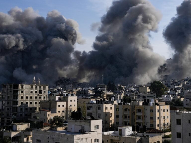 Israëlische legeractie in Jenin gaat de tweede maand in; massale ontheemding in de Westelijke Jordaanoever