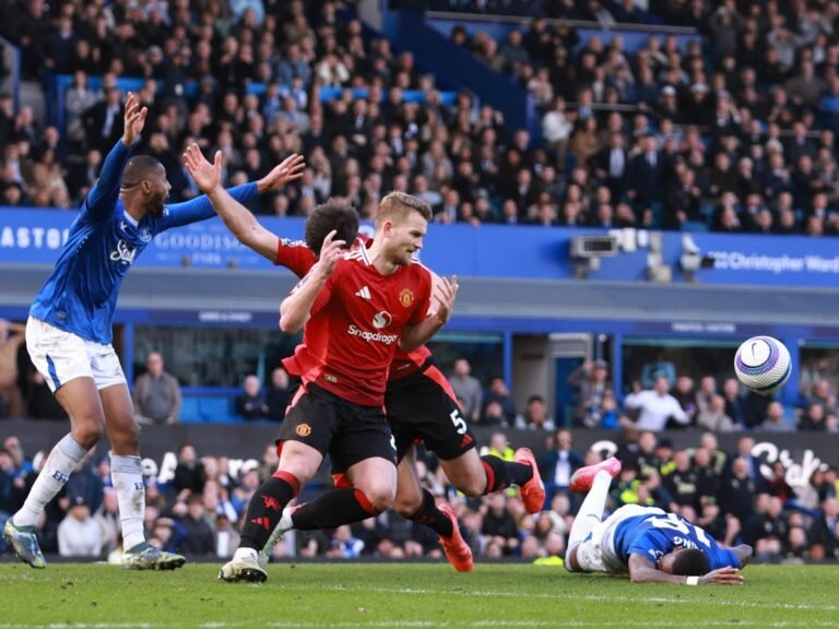 Manchester United overleeft late VAR-penalty drama en maakt gelijk tegen Everton