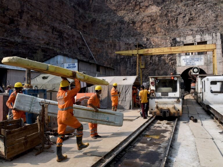 Meer redders sluiten zich aan bij zoektocht naar vastzittende werknemers na tunnelinstorting in India