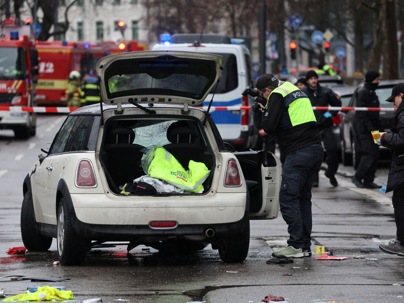 Minimaal 20 gewonden na auto-ongeluk in menigte in München, Duitsland