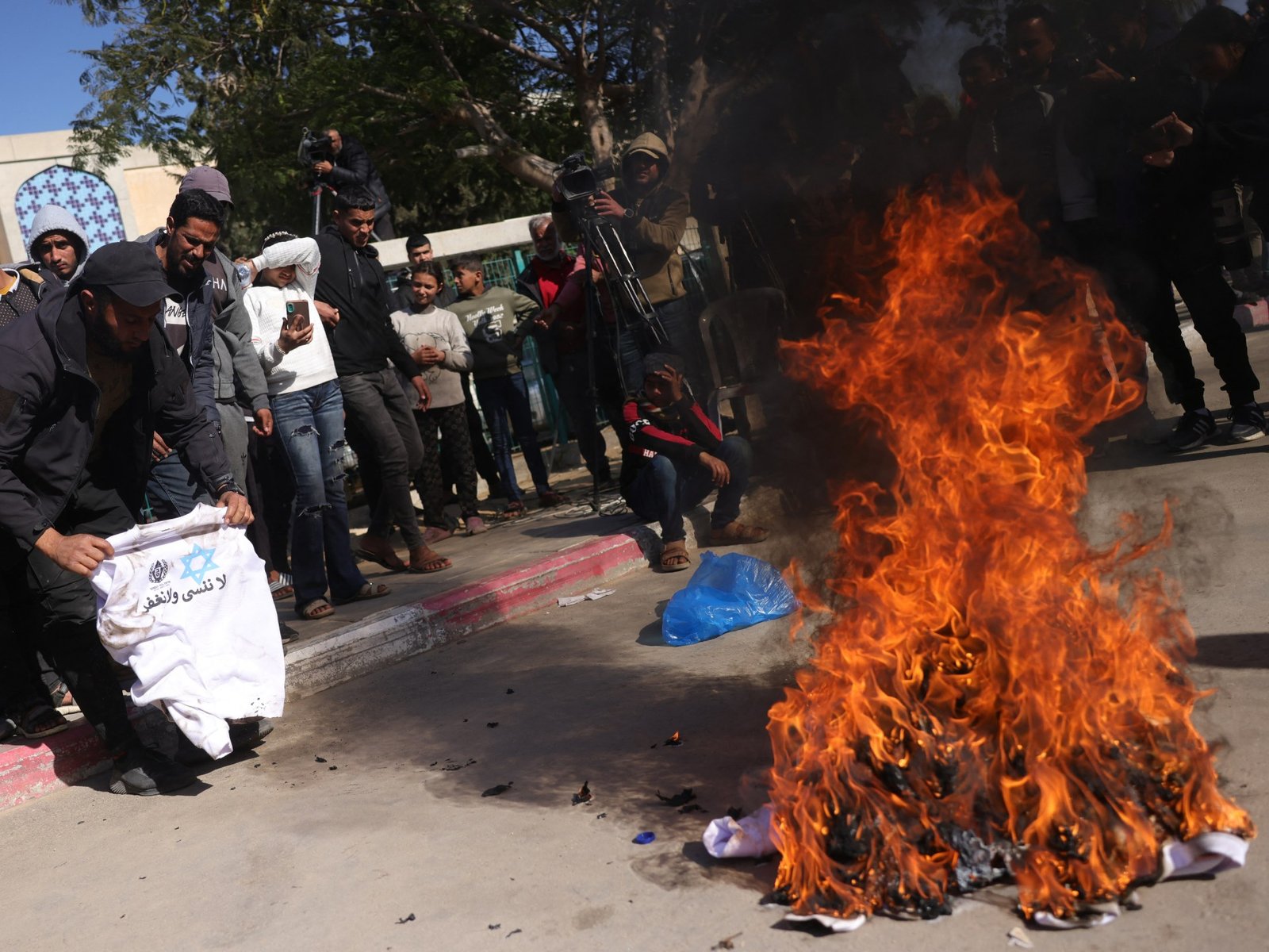 Palestijnen verbranden 'humiliante' T-shirts na vrijlating uit Israëlische gevangenissen