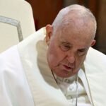 Paus Franciscus heeft longontsteking in beide longen, meldt Vaticaan