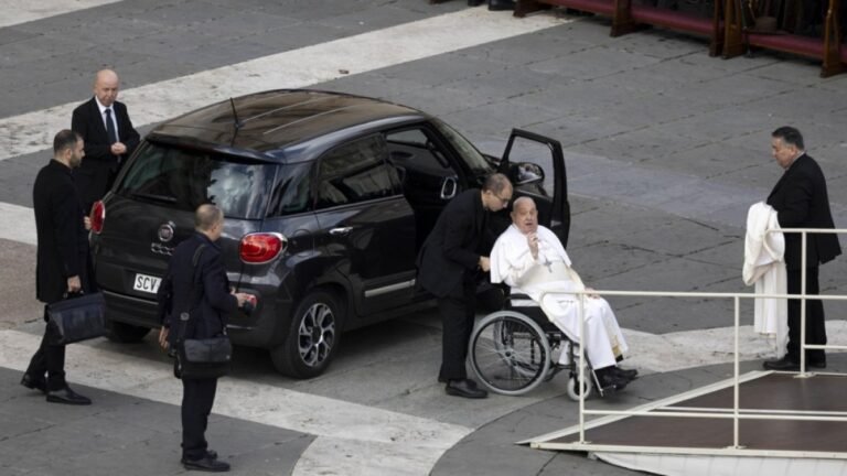 Paus Franciscus opgenomen in ziekenhuis in Rome met bronchitis, meldt Vaticaan