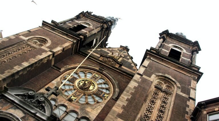 Paus maakt Basiliek van St. Nicolaas tot kathedraal ter gelegenheid van 750-jarig bestaan van Amsterdam