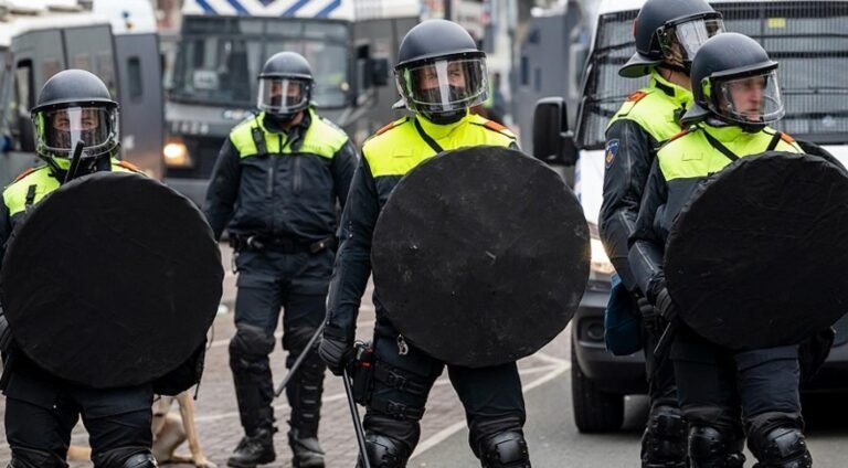 Politiebond eist dat voetbalclubs en festivals zelf voor beveiliging betalen