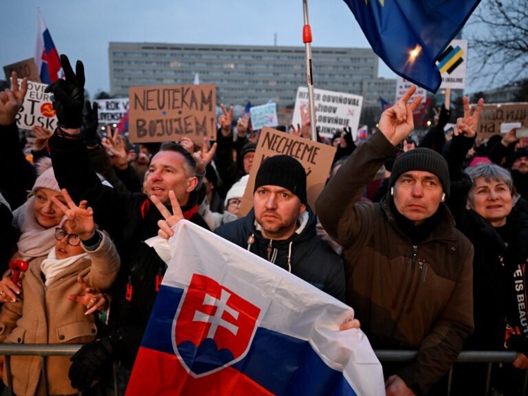 Protesten in Slowakije tegen pro-Rusland standpunt van premier Fico blijven aanhouden