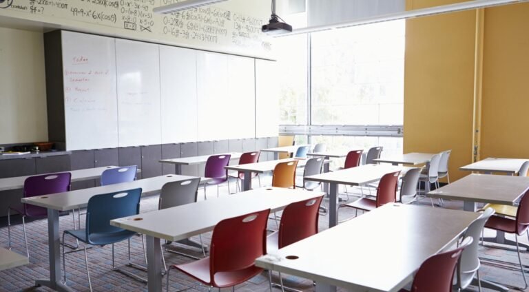 Studenten protesteren tegen verhuizing van docent op school in Rotterdam