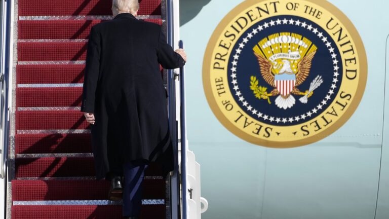 Trump Bezoekt Boeing Vliegtuig om Vertraging in Levering van Air Force One te Benadrukken