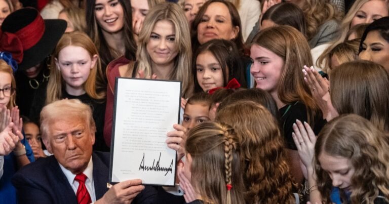 Trump ondertekent besluit om transvrouwen en -meisjes uit vrouwensporten te sluiten