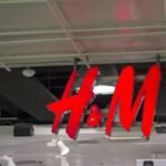 Twee XR-activisten Gearresteerd Na Protest met Stinkstof bij H&M in Naaldwijk