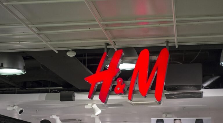 Twee XR-activisten Gearresteerd Na Protest met Stinkstof bij H&M in Naaldwijk