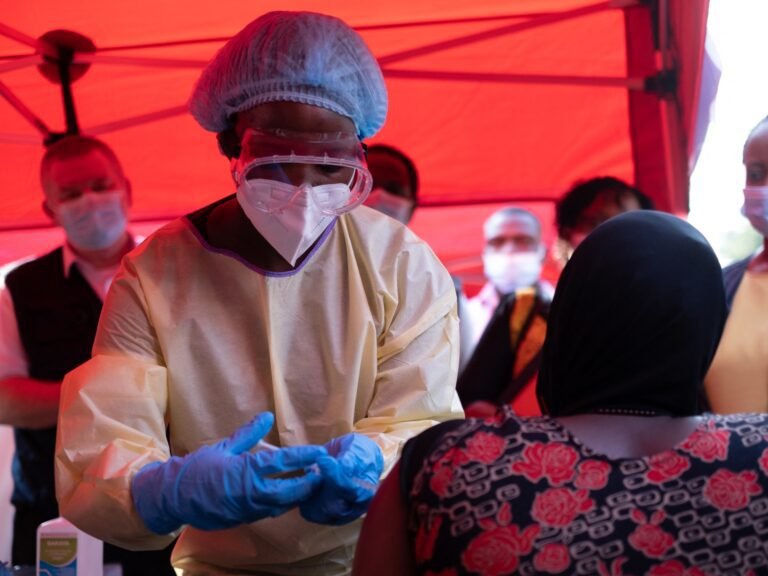 Uganda begint klinische proef voor Ebola-vaccin na recente uitbraak