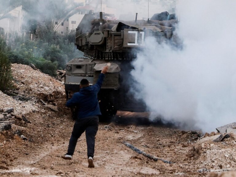 Waarom zijn Israëlische tanks in de bezette Westelijke Jordaanoever?