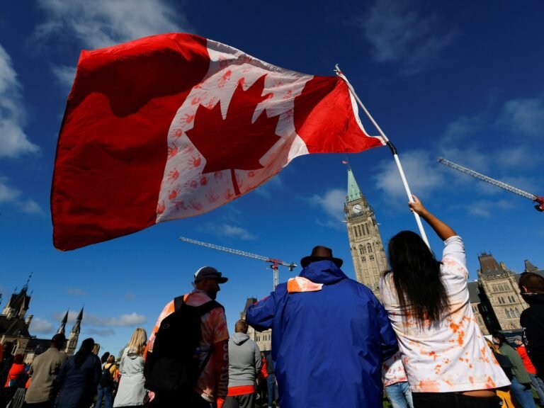 ‘Onze waarheid ontkennen’: Strijd tegen ontkenning van residentiële scholen in Canada