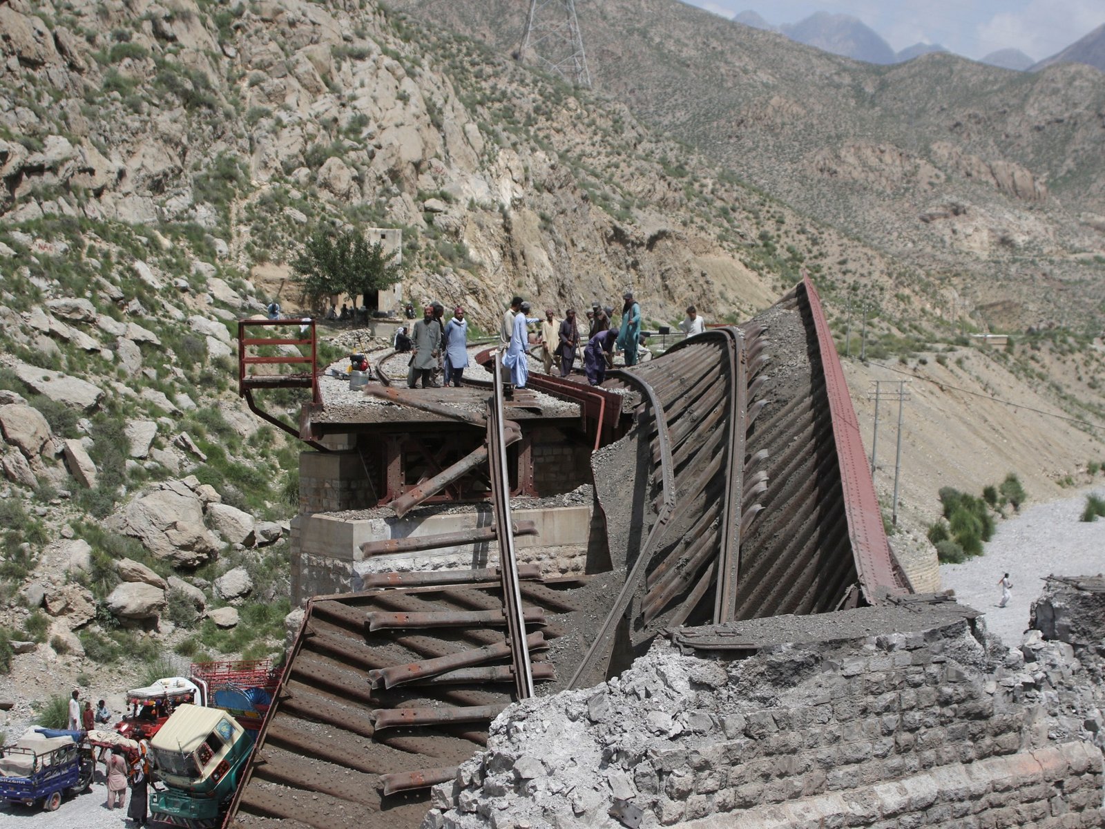 Dodelijke treinontvoering in Pakistan: Wat is er gebeurd en wat zijn de volgende stappen?