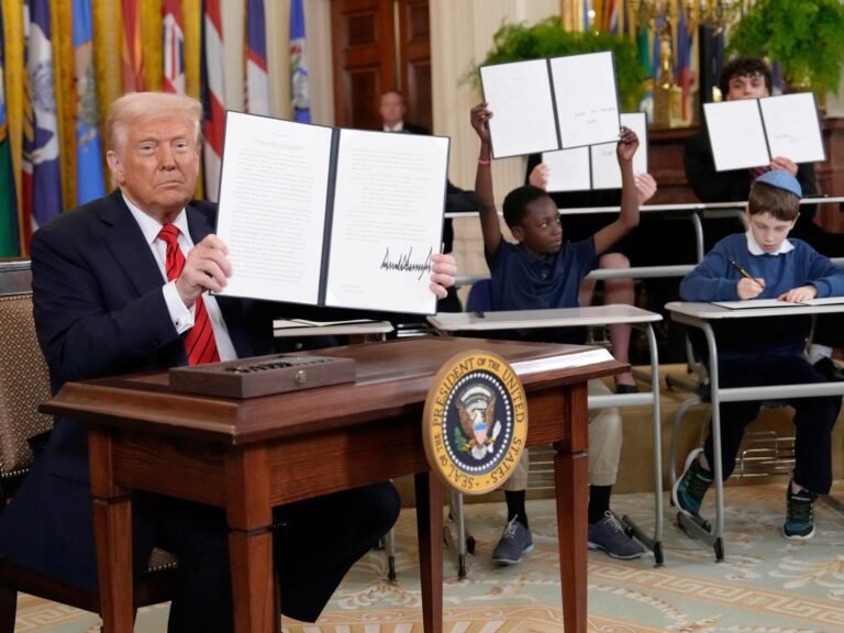 Donald Trump ondertekent uitvoerend bevel om het Ministerie van Onderwijs te 'elimineren'