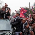 Duizenden verwelkomen ex-koning van Nepal in Kathmandu en eisen terugkeer van de monarchie