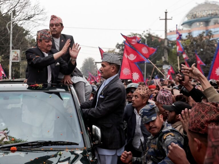 Duizenden verwelkomen ex-koning van Nepal in Kathmandu en eisen terugkeer van de monarchie