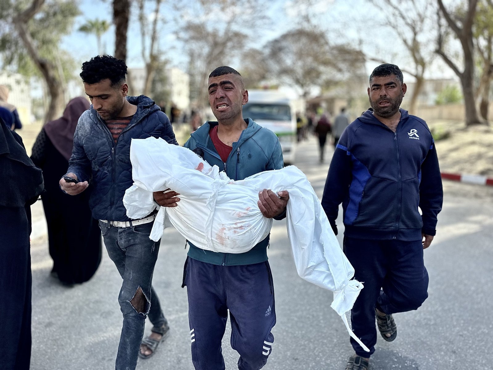 Families komen met 'overblijfselen van kinderen' aan bij ziekenhuizen in Gaza