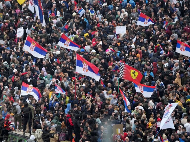 Foto's: Ongeveer 100.000 mensen nemen deel aan anti-regeringsprotest in Belgrado
