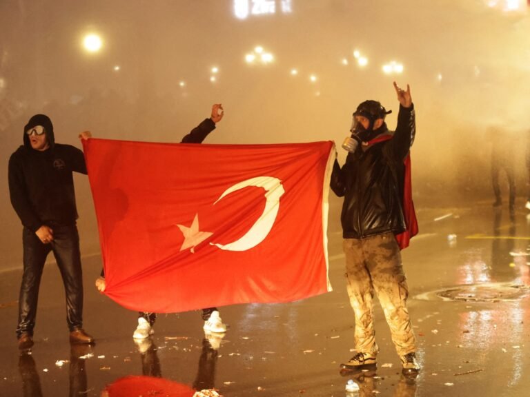 Foto's: Protestanten demonstreren in Turkije na opsluiting van Imamoglu