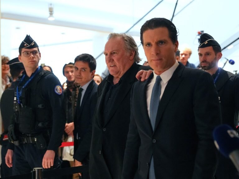 Franse acteur Depardieu staat terecht in Parijs wegens beschuldigingen van seksueel geweld