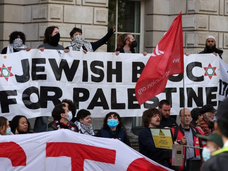 Holocaustoverlevende ondervraagd door Britse politie na protest tegen genocide