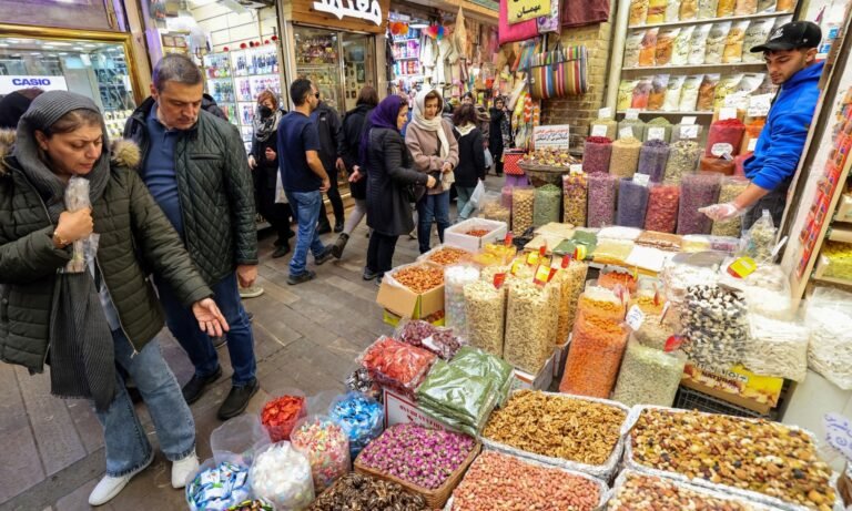 Iran: Coupons en Belastingen - Geven met de Eén Hand, Nemen met de Ander