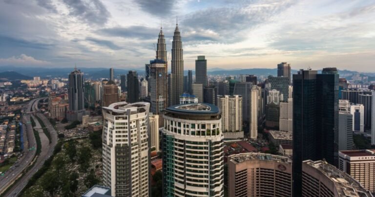 Malaysia Hoopt op AI-Revolutie te Benutten te Midden van Spanningen Tussen de VS en China