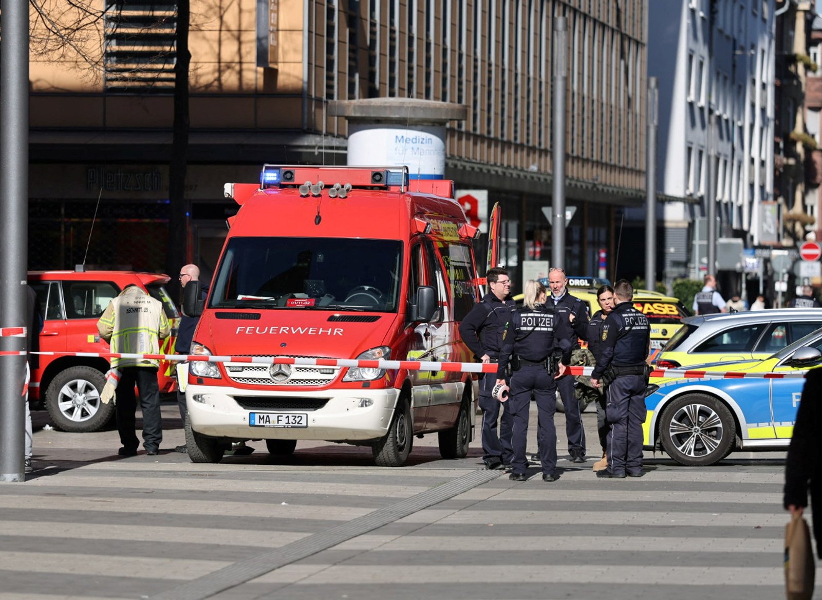 Minimaal één dode bij auto-ongeluk in menigte in Mannheim, Duitsland