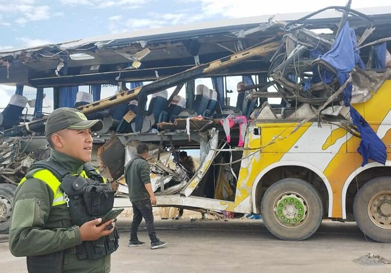 Minstens 37 doden en 39 gewonden bij botsing van twee bussen in Bolivia