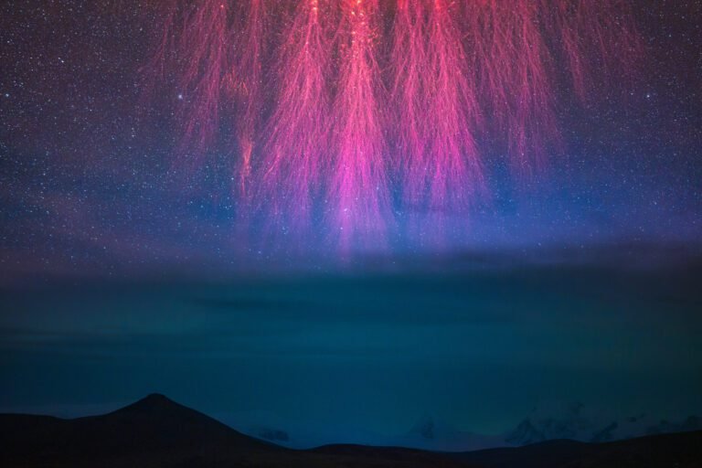 Onthulling van de mysterieuze 'rode sprite' bliksemflitsen boven de Himalaya