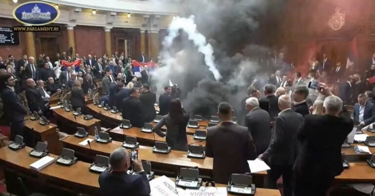 Oppositieleden in Servië gooien rookbommen en fakkels in het parlement