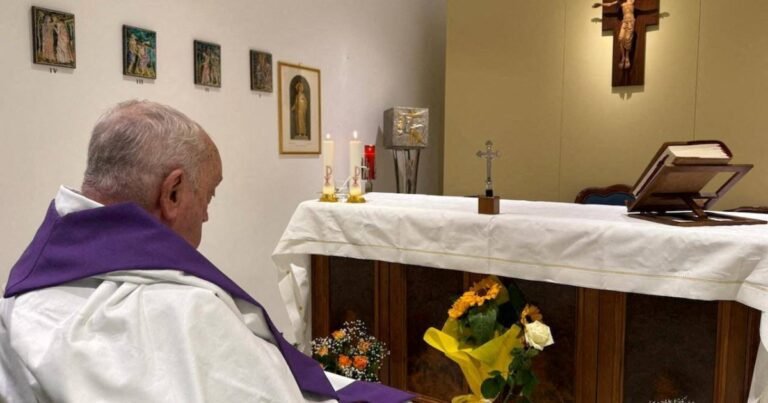 Paus Franciscus verlaat zondag het ziekenhuis en heeft twee maanden rust nodig, volgens artsen