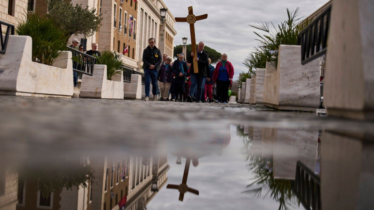 Paus' gezondheid verbetert, prognose niet langer 'voorzichtig': Vaticaan