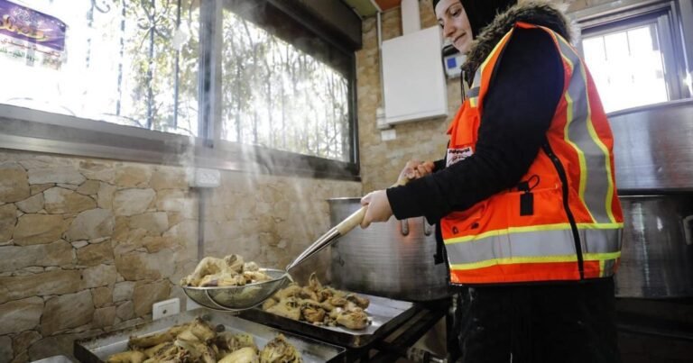 Sidi Shayban's Ramadan Iftars Uitdagen Israëlische Beperkingen op de Westelijke Jordaanoever